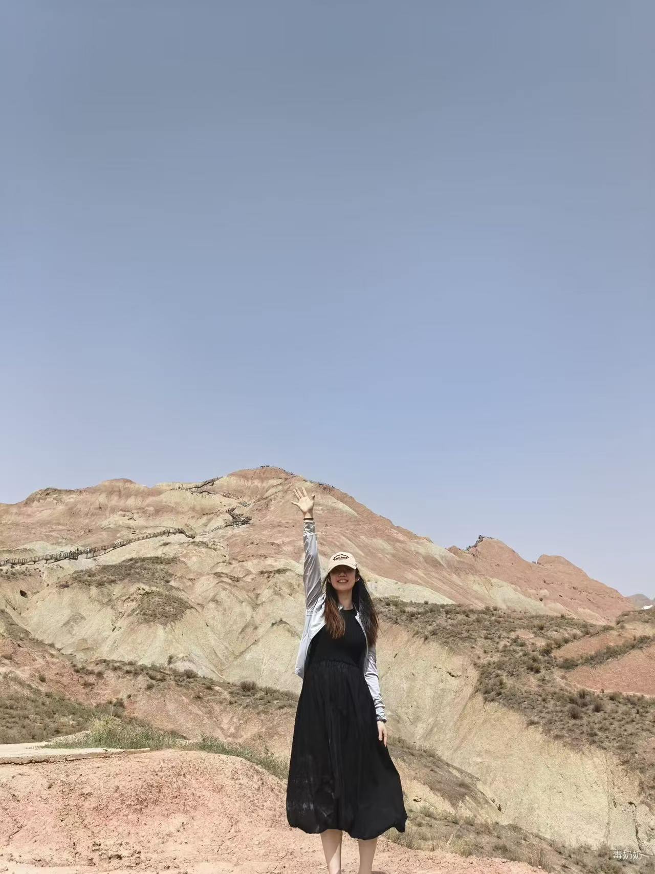 Blanca 在彩色丘陵旅行