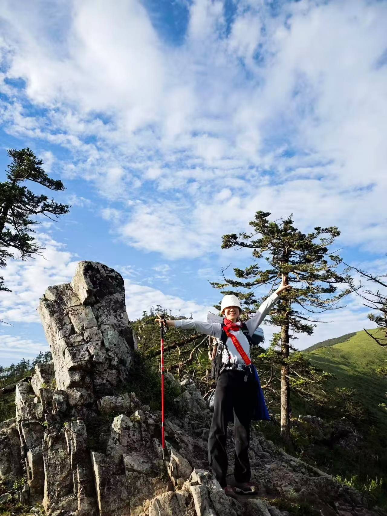 Blanca 在山林徒步